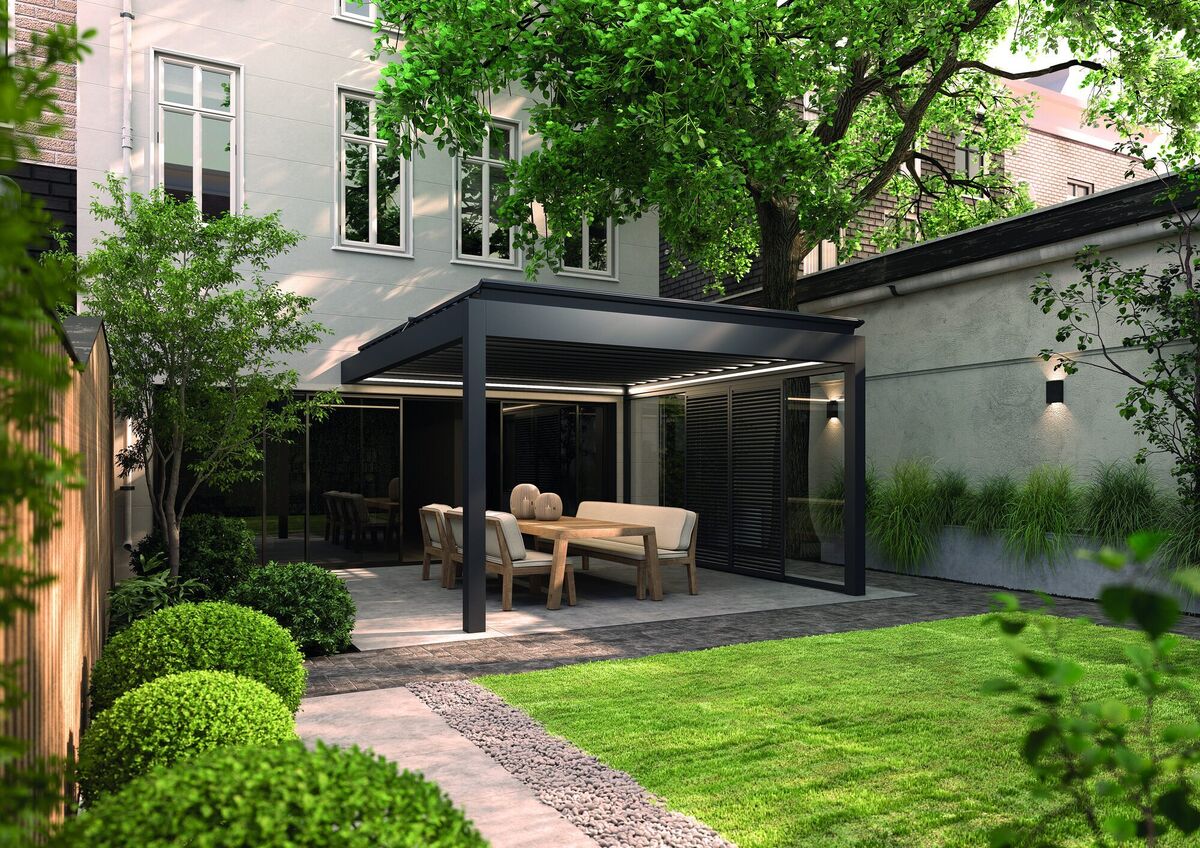 Beleuchtete Pergola in einem Innenhof am Abend – Referenzprojekt von GANZMANN