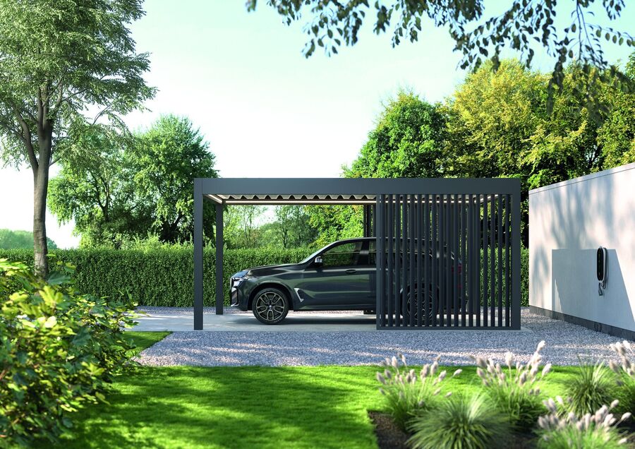 Anthrazitfarbener Aluminium-Carport mit Seitenwand und Wallbox für ein Elektroauto
