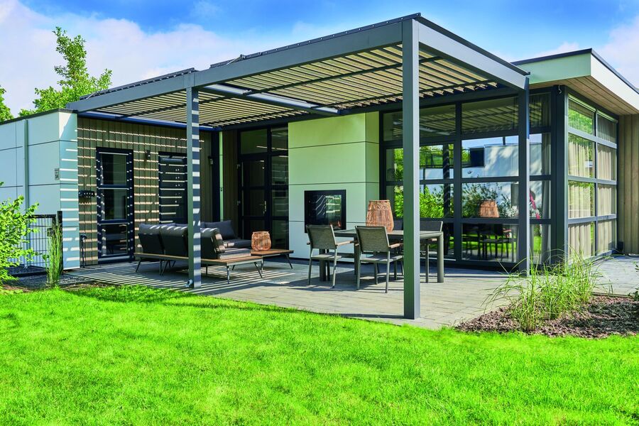 Pergola an einem modernen Wohnhaus