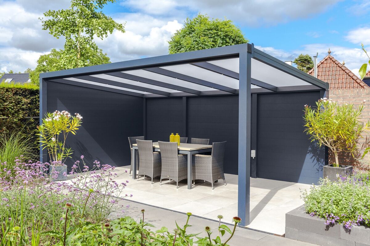 Terrassenüberdachung mit seitlichem Windschutz und bepflanztem Garten