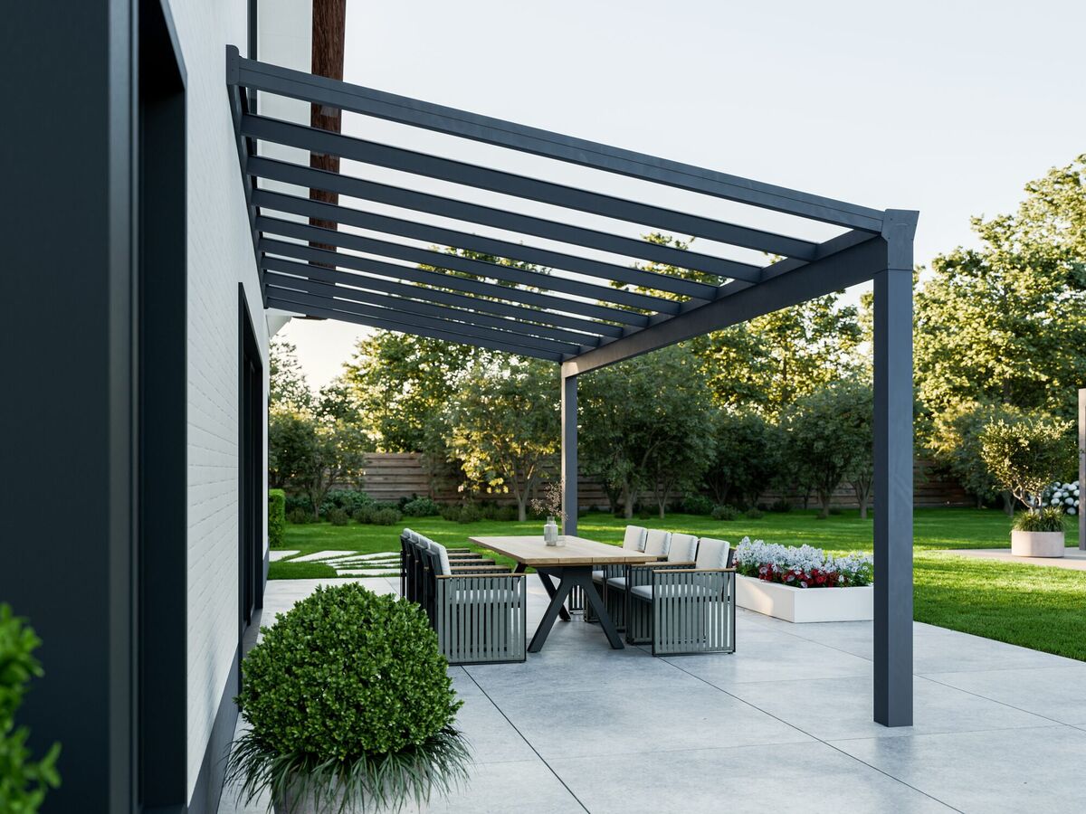 Pergola mit Lamellendach im Garten