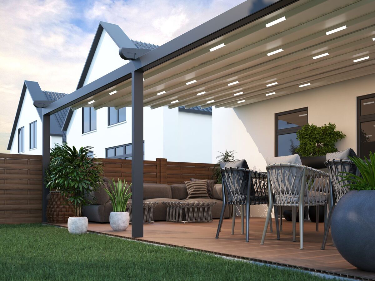 Terrassenüberdachung mit warmer Abendbeleuchtung und Loungemöbeln